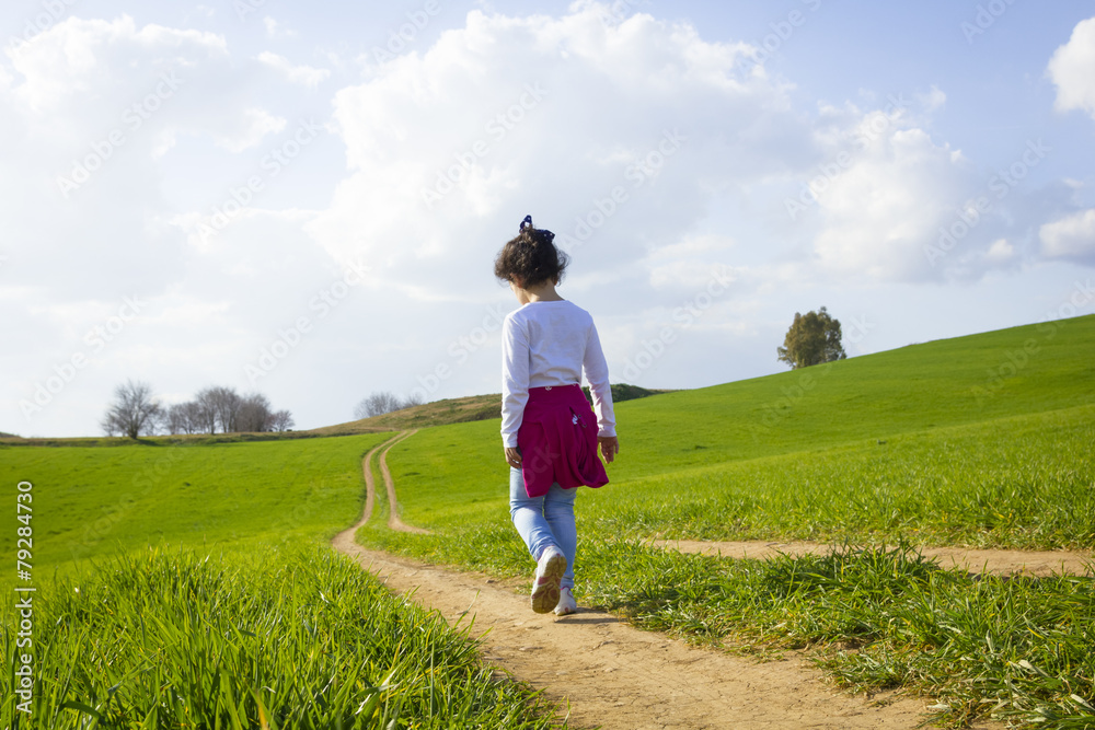 Niña corriendo y caminando feliz por el camino en el campo Niña corriendo y caminando feliz por el camino en el campo