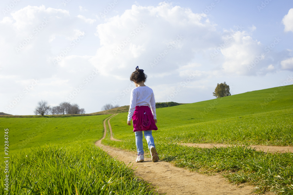 Niña corriendo y caminando feliz por el camino en el campo Niña corriendo y caminando feliz por el camino en el campo