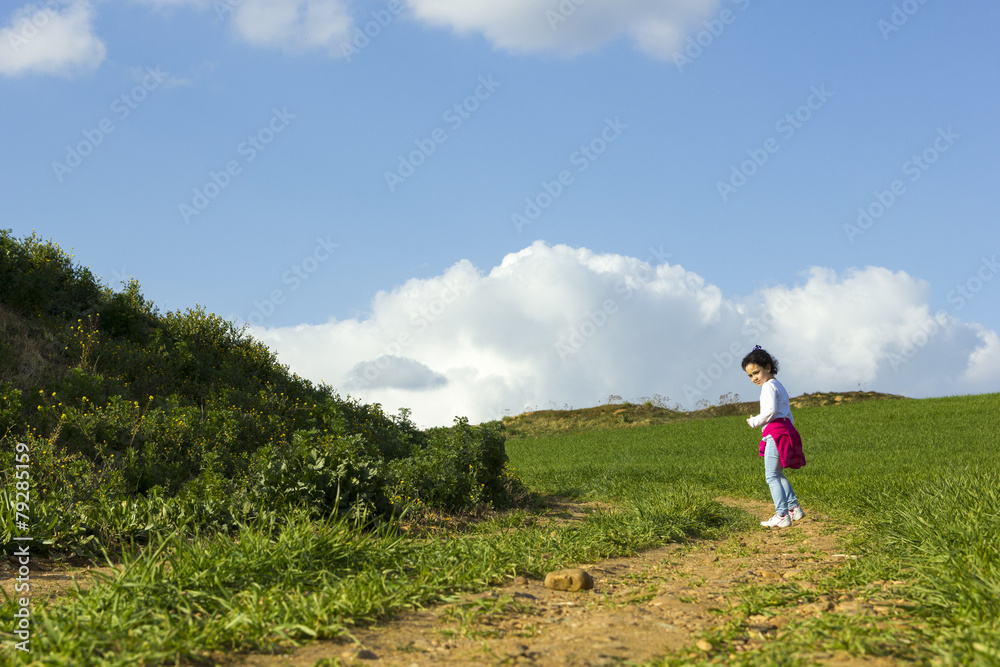 Niña corriendo y caminando feliz por el camino en el campo Niña corriendo y caminando feliz por el camino en el campo