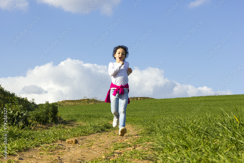 Niña corriendo y caminando feliz por el camino en el campo Niña corriendo y caminando feliz por el camino en el campo