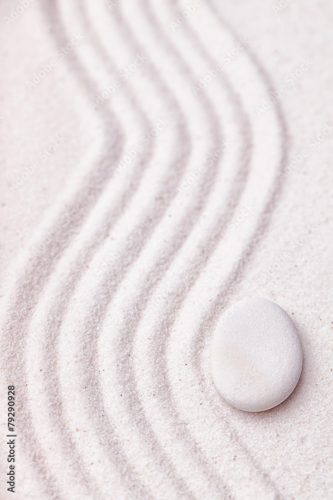 Obraz premium Zen garden with a wave lines in the sand with relaxing white sto