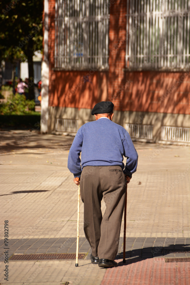 anciano caminando por la calle
