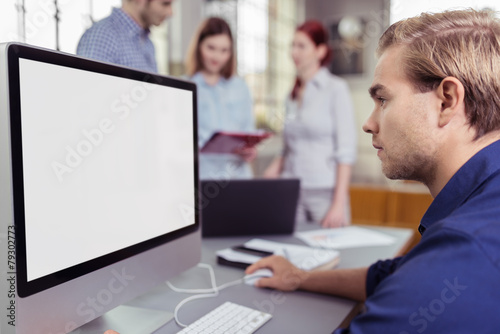 mann schaut konzentriert auf computer