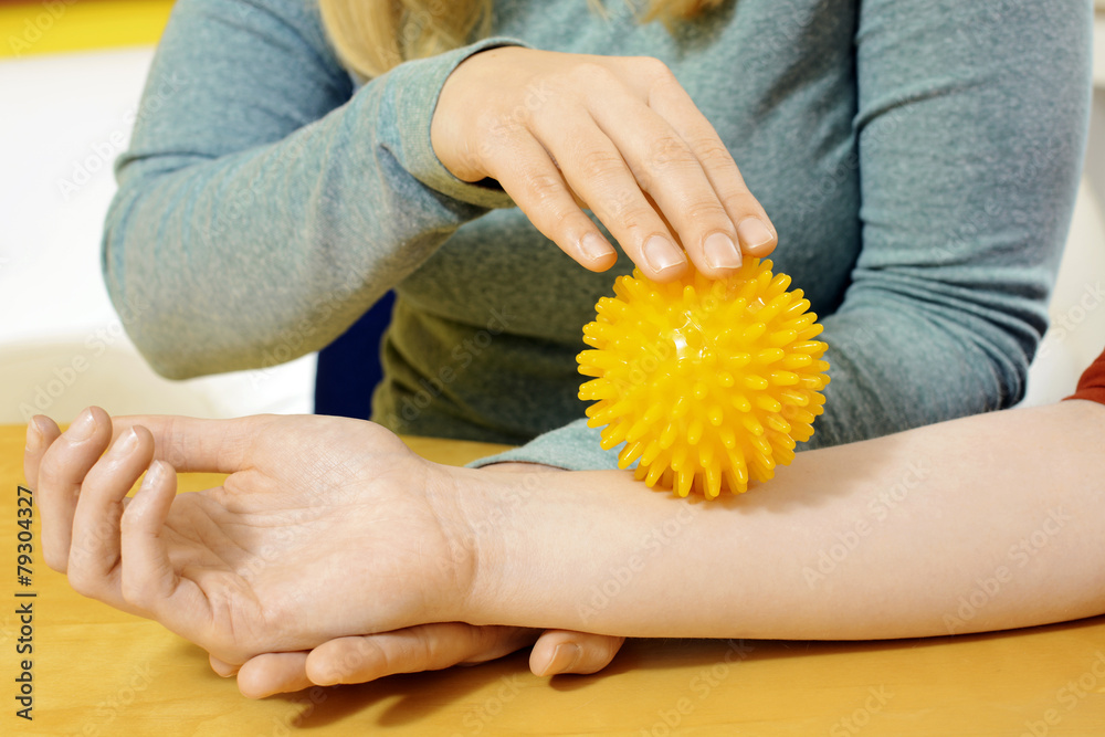 Ergotherapie mit Igelball auf Arm