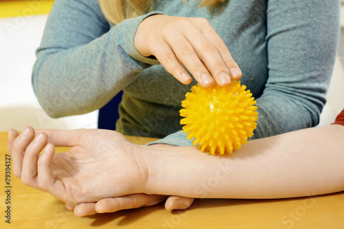 Obraz na płótnie Ergotherapie mit Igelball auf Arm w salonie