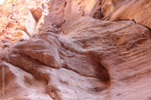 Причудливые формы розовых скал каньона