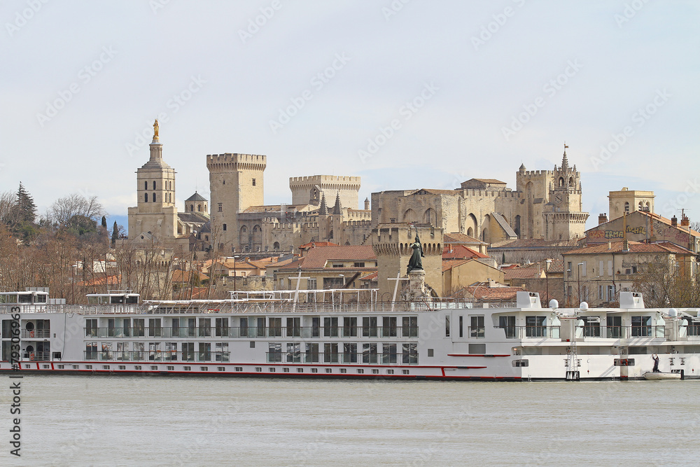 Avignon et bateau de tourisme