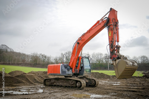 Stra  enbau  Bagger mit ausgefahrenem Baggerarm