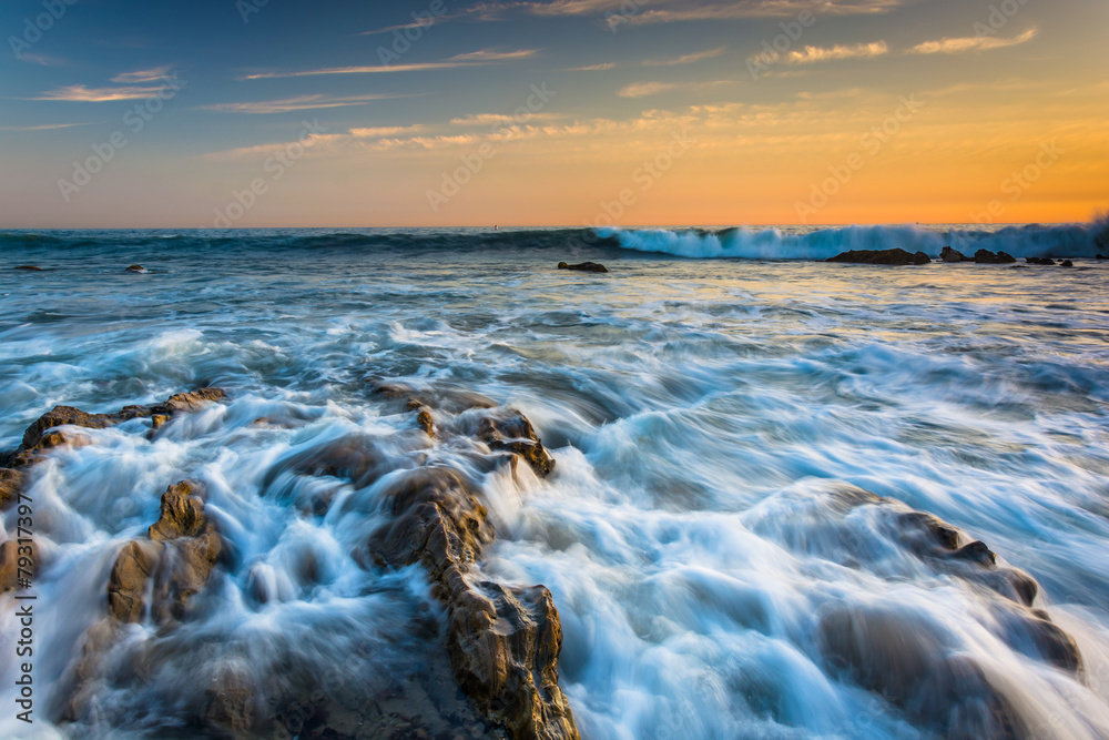 Obraz premium Rocks and waves in the Pacific Ocean at sunset, in Corona del Ma