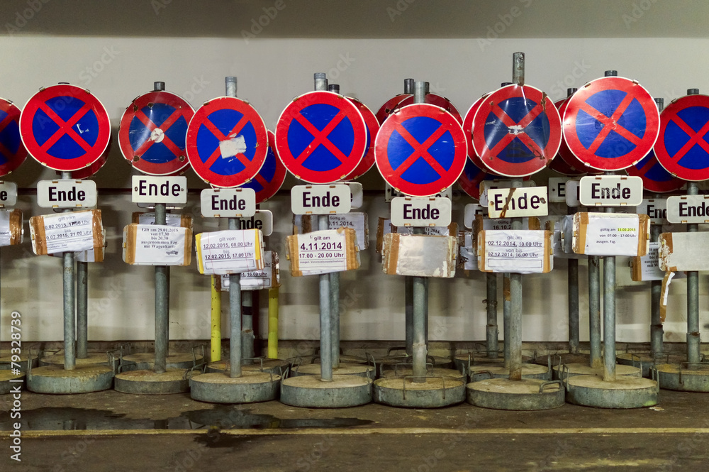 Naklejka premium Halteverbot Schilder im Depot