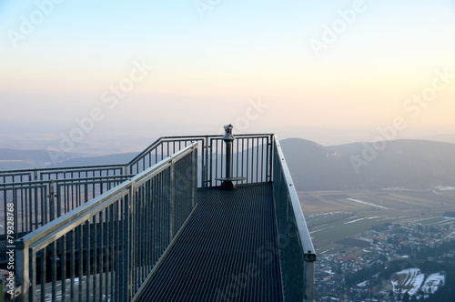 Metalsteg über einem Abgrund