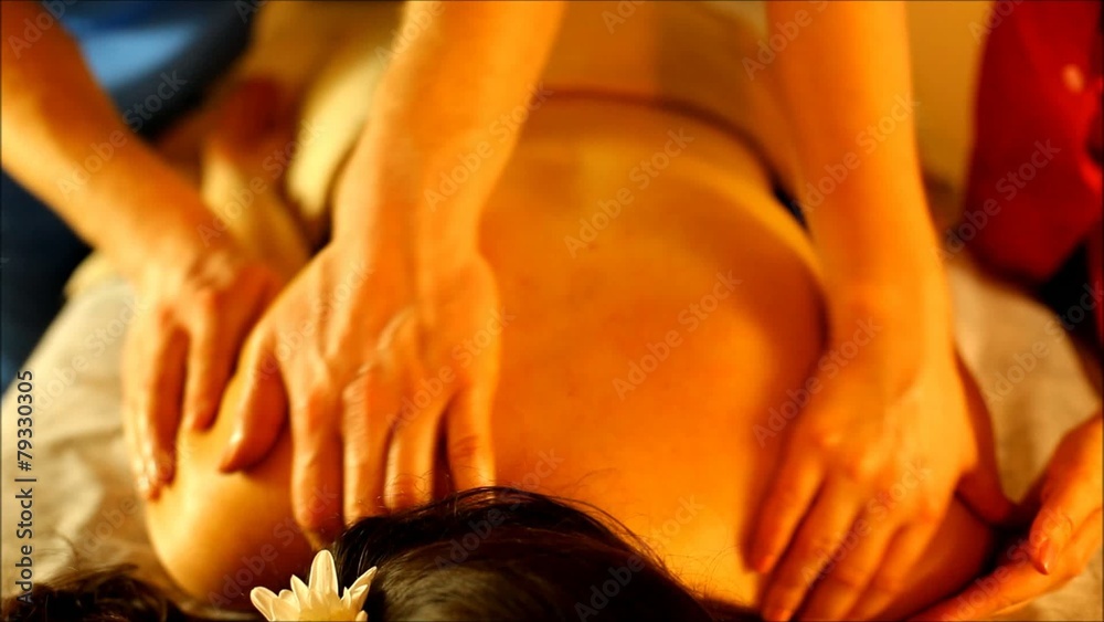 the back massage four hands in the warm atmosphere of the salon