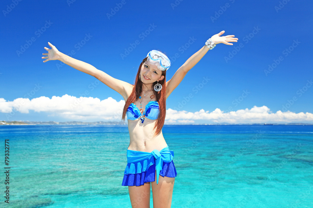 南国沖縄の美しいビーチと女性