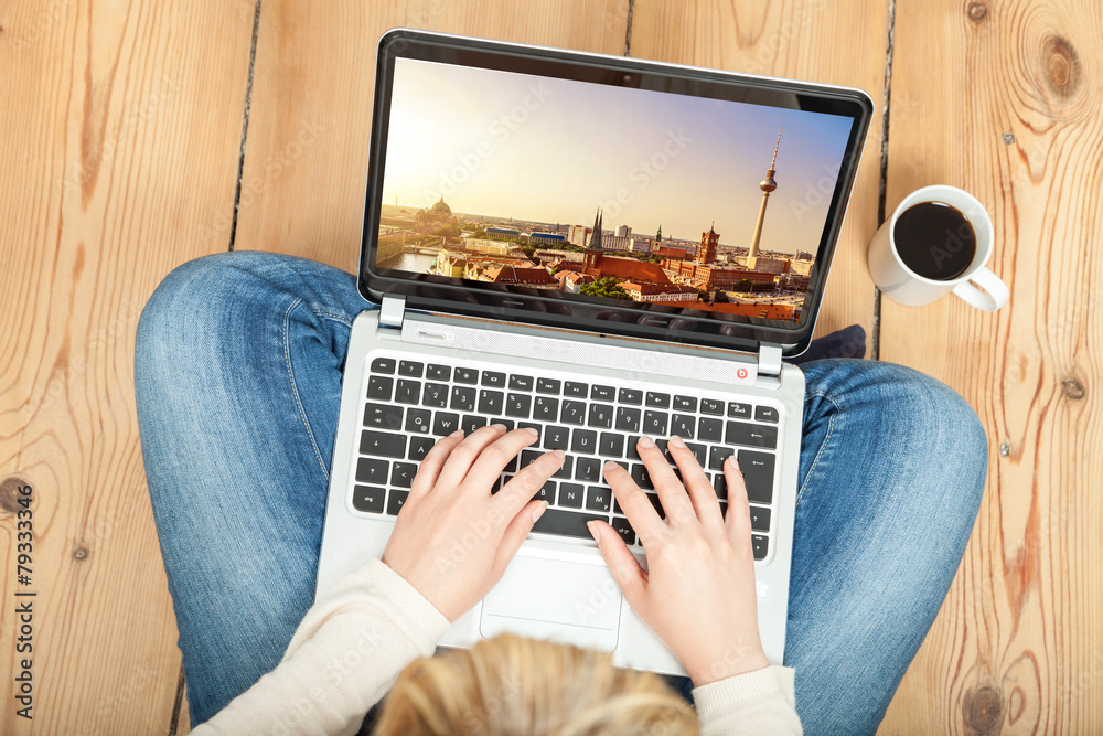 Naklejka premium berlin panorama auf laptop