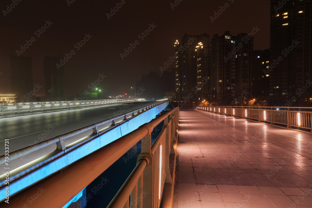 Naklejka premium modern bridge at night