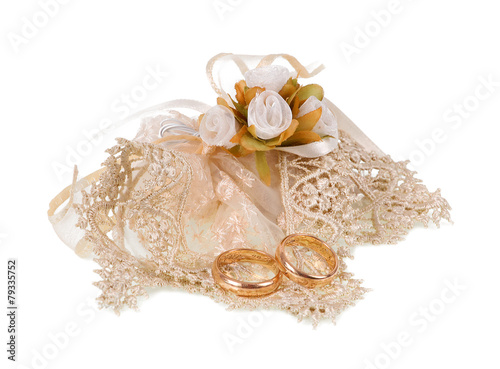 Favor with tulle and wedding rings.