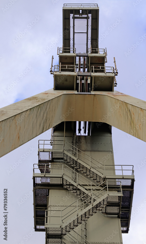 Fototapeta premium Unter einem Förderturm