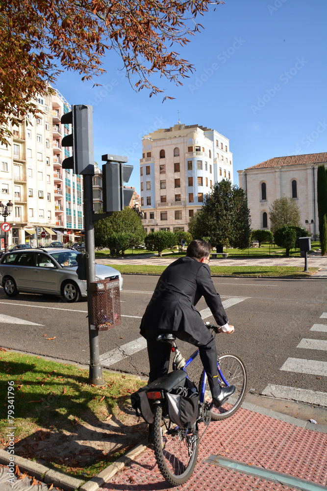 ejecutivo circulando por la ciudad en bicicleta