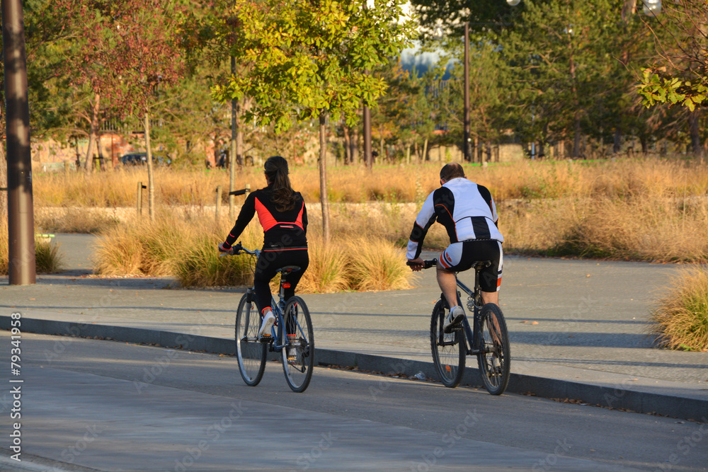 Fototapeta premium ciclista circulando por la ciudad