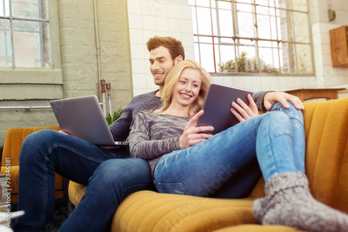 junges paar liegt entspannt auf dem sofa photo