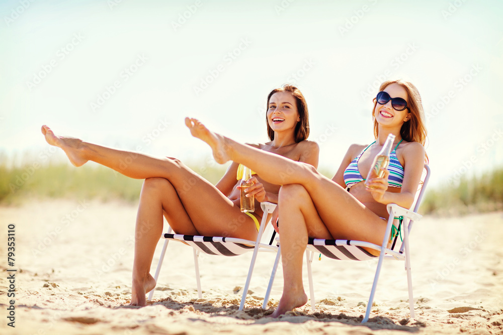 © Syda Productions - girls with drinks on the beach chairs
