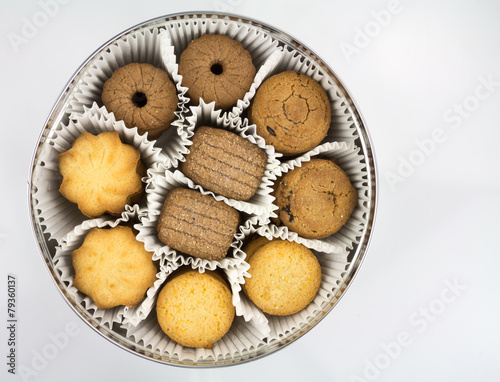 Verschiedene Sorten Kekse in der Dose