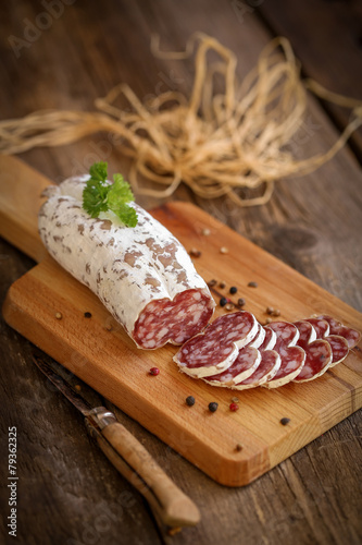 Fotografie saucisson sec sur planche 2
