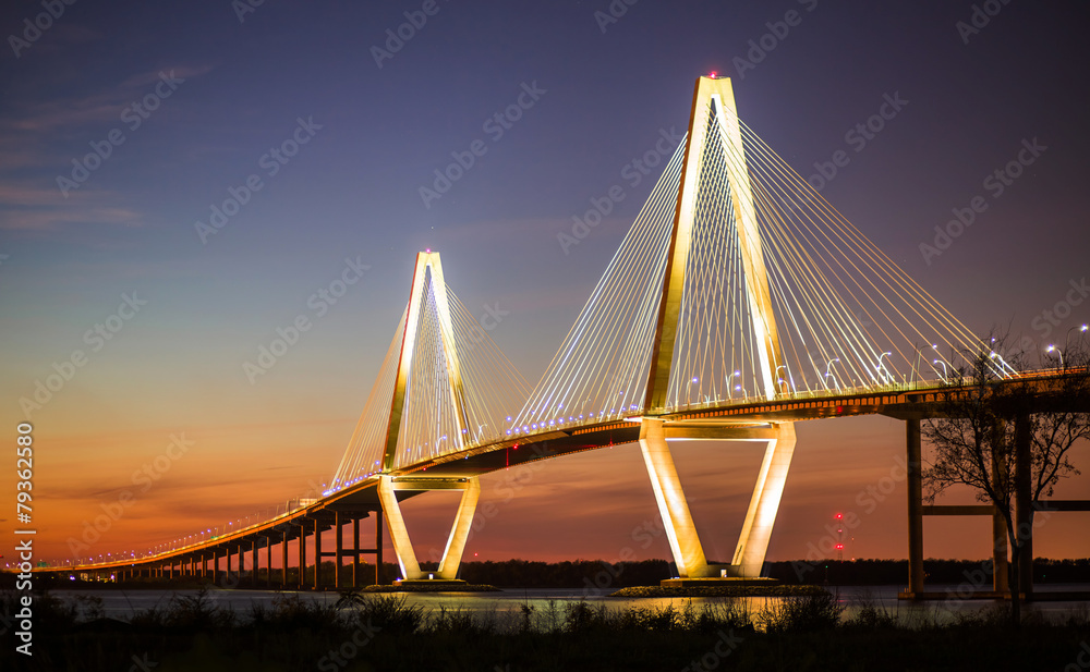 Naklejka premium Most Arthura Ravenela Jr. oświetlony wieczorem