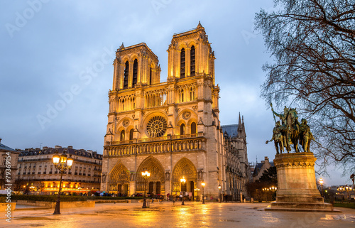 Canvastavla Evening view of the Notre-Dame de Paris - France