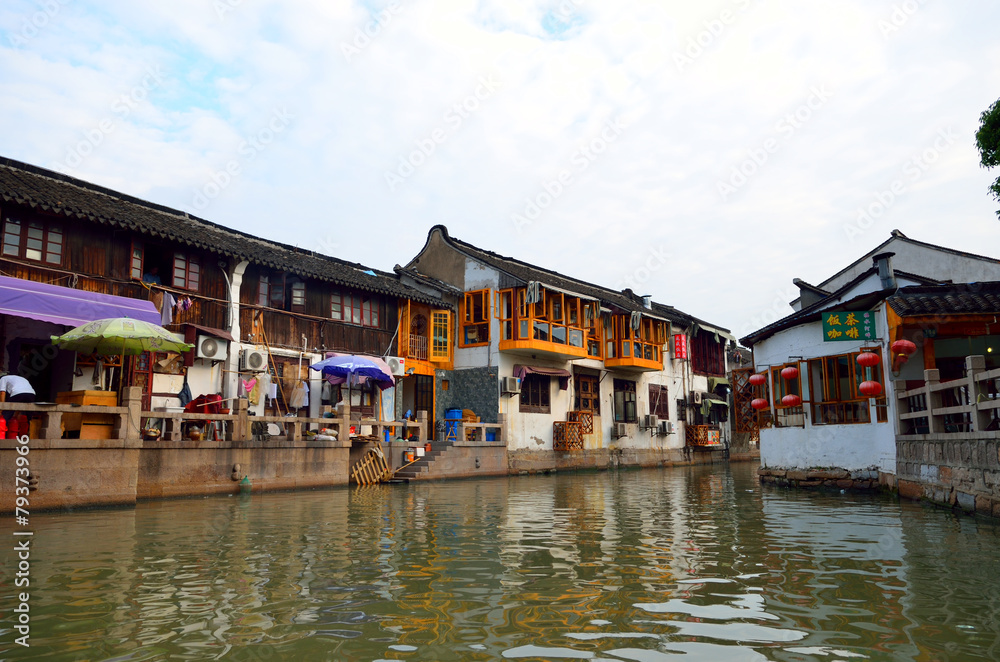 Obraz premium Old village by river in Shanghai with boat..