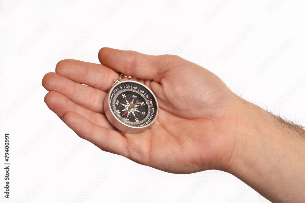 Mano sujetando una brújula en fondo blanco. Mano sujetando una brújula en fondo blanco.