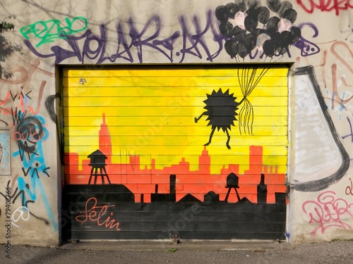 Graffiti coloré sur porte de garage (1)