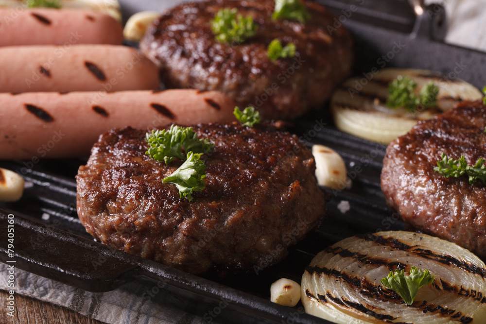 cutlets with vegetables on a grill pan closeup. horizontal