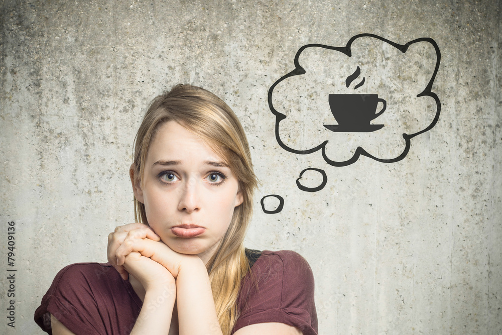 Junge Frau denkt an Kaffee Junge Frau denkt an Kaffee