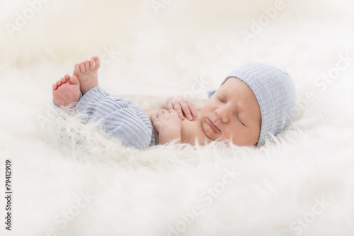 Newborn Baby mit süßem Outfit von der Seite