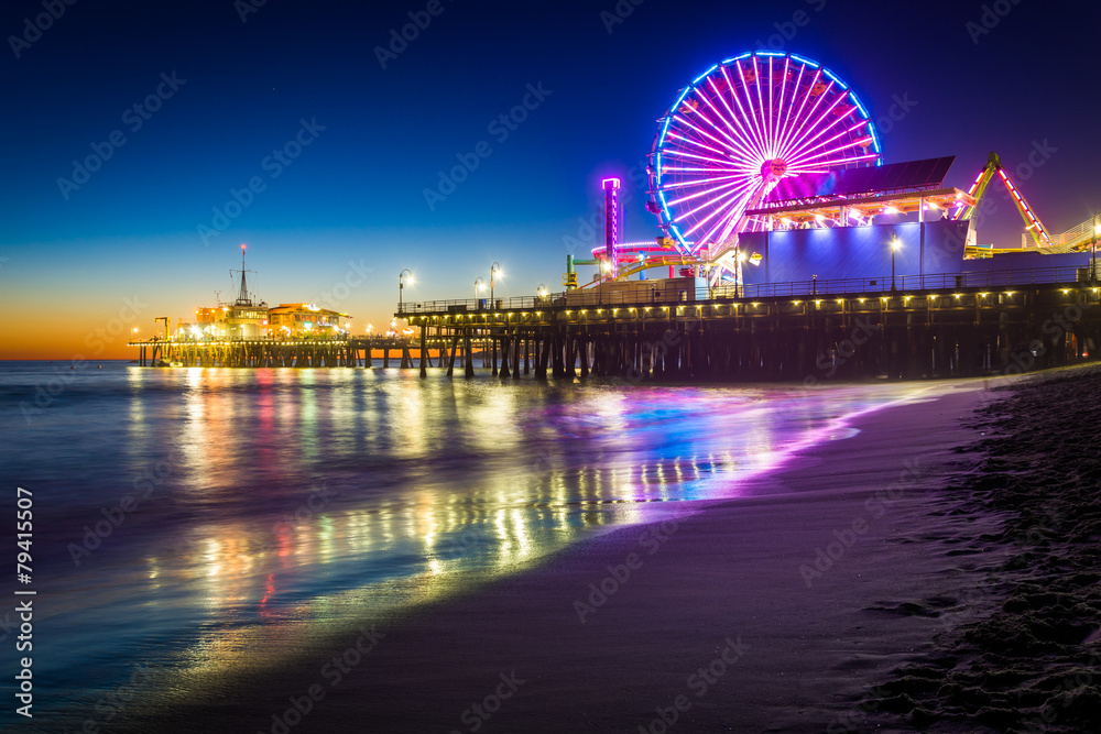 Obraz premium Molo w Santa Monica w nocy, w Santa Monica w Kalifornii.
