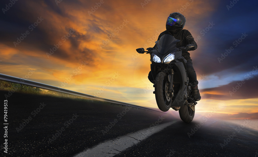 Fototapeta premium młody mężczyzna jedzie motocyklem na asfaltowych autostradach z profes