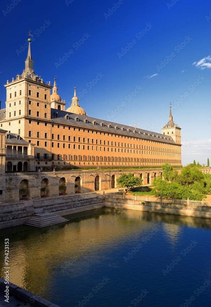 Fototapeta premium estanque del monasterio del escorial