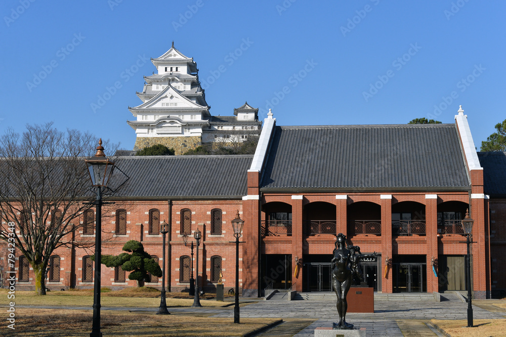 Naklejka premium 姫路市立美術館と姫路城-2