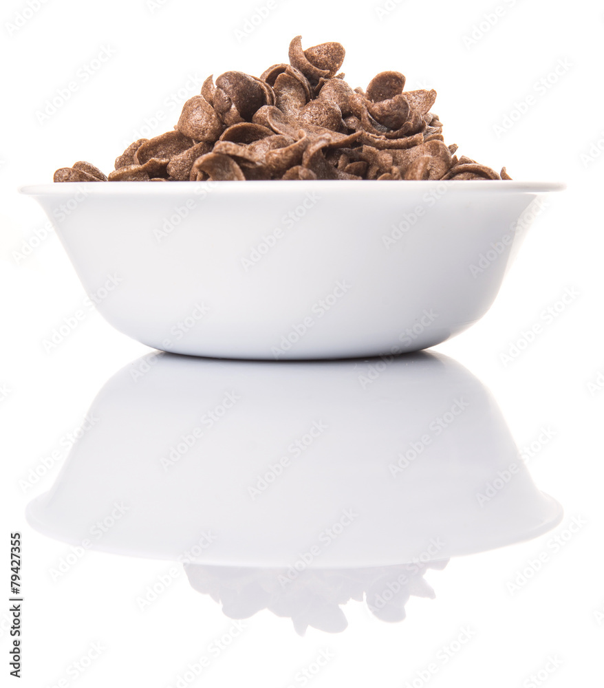Obraz premium Crunchy chocolate breakfast cereal in white bowl 