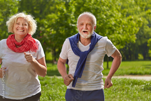 Zwei Senioren laufen im Park Jogging