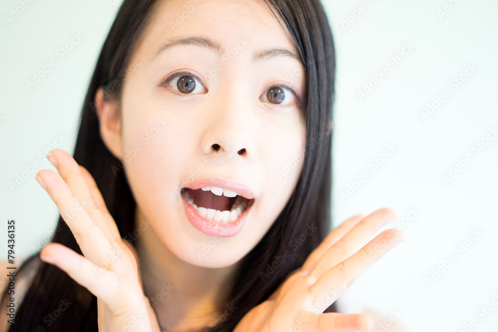 驚く女性