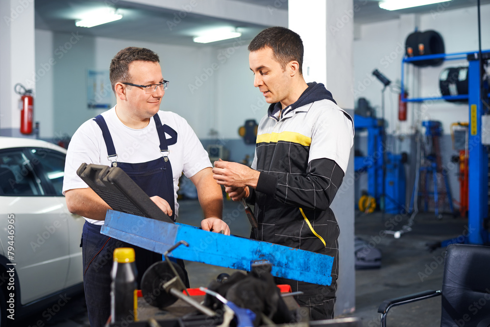 Mechanics in car service Mechanics in car service