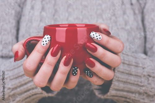 Canvas Print Woman with manicured nails holding a cup