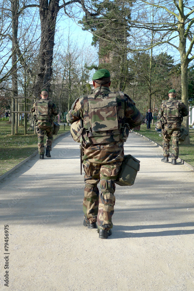 Fototapeta premium militaires qui surveillent
