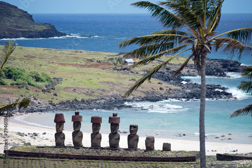 Moai am Palmenstrand (Osterinsel, Rapa Nui) photo