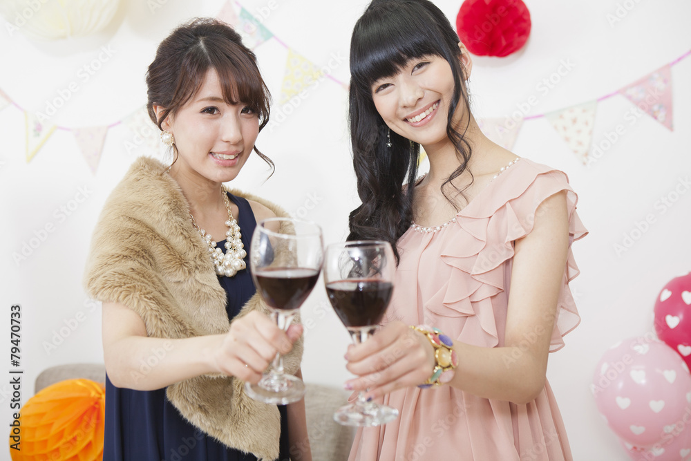 ワインで乾杯する女性 ワインで乾杯する女性