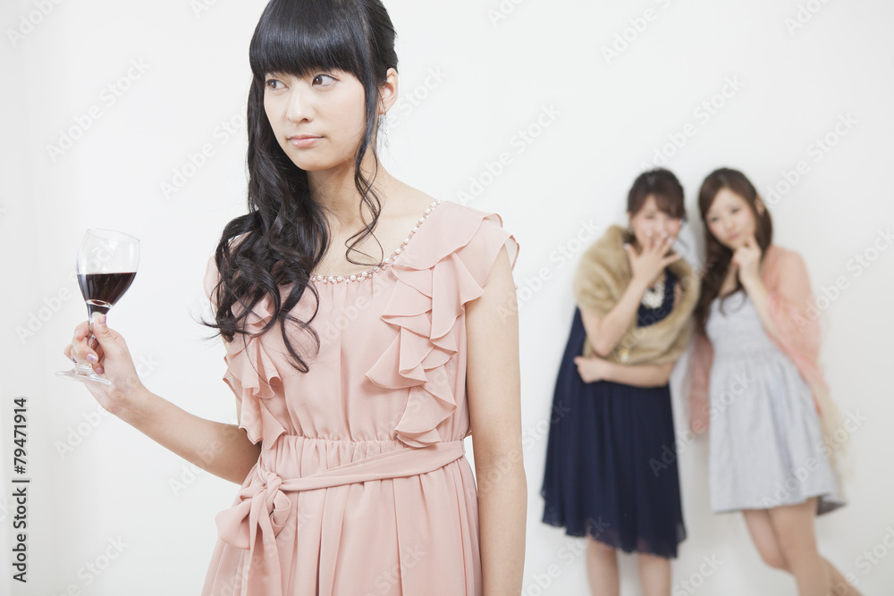 ワインを持つ女性 ワインを持つ女性