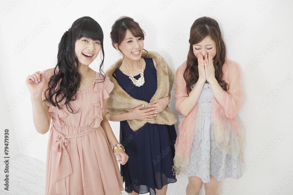 白い壁の前に立つ女性