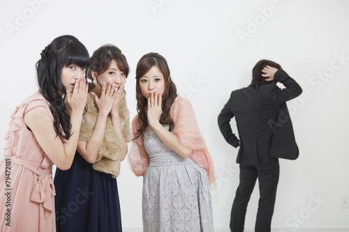 Photos 噂話をする女性
